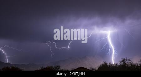 Elektrische Sommer Sturm produziert ein Blitz erhellt ein Tal in den ländlichen Arizona Stockfoto