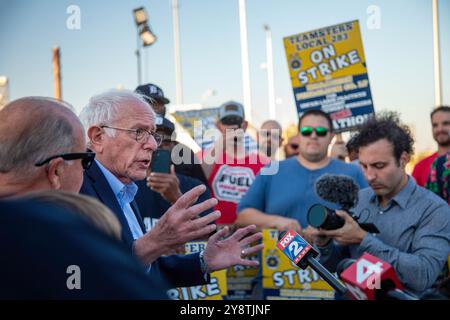 Detroit, Michigan, USA. Oktober 2024. Senator Bernie Sanders besucht die Streikposten der Teamsters in der Raffinerie Marathon Petroleum, um die Streikenden zu unterstützen und für Kamala Harris bei den Präsidentschaftswahlen zu werben. Viele Streikende trugen Harris Walz-Shirts. Quelle: Jim West/Alamy Live News Stockfoto