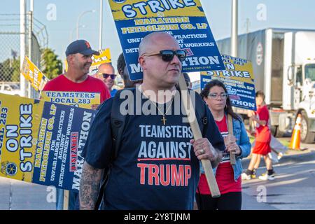 Detroit, Michigan, USA. Oktober 2024. Teamster, die in der Raffinerie Marathon Petroleum streiken, tragen Hemden, die Kamala Harris bei den Präsidentschaftswahlen unterstützen und Donald Trump entgegensetzen. Die Teamsters International union hat keinen Kandidaten unterstützt, aber Michigan Teamsters unterstützen Harris-Walz. Quelle: Jim West/Alamy Live News Stockfoto