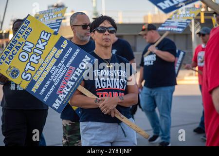 Detroit, Michigan, USA. Oktober 2024. Teamster, die in der Raffinerie Marathon Petroleum streiken, tragen Hemden, die Kamala Harris bei den Präsidentschaftswahlen unterstützen und Donald Trump entgegensetzen. Die Teamsters International union hat keinen Kandidaten unterstützt, aber Michigan Teamsters unterstützen Harris-Walz. Quelle: Jim West/Alamy Live News Stockfoto