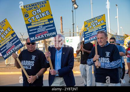 Detroit, Michigan, USA. Oktober 2024. Senator Bernie Sanders besucht die Streikposten der Teamsters in der Raffinerie Marathon Petroleum, um die Streikenden zu unterstützen und für Kamala Harris bei den Präsidentschaftswahlen zu werben. Viele Streikende trugen Harris Walz-Shirts. Quelle: Jim West/Alamy Live News Stockfoto