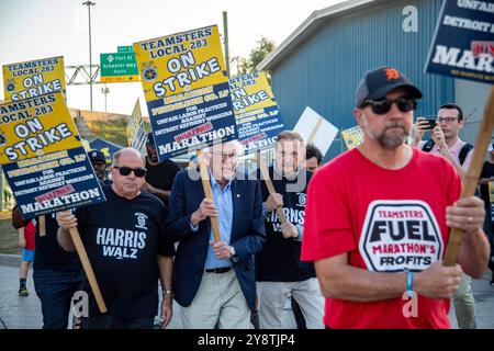 Detroit, Michigan, USA. Oktober 2024. Senator Bernie Sanders besucht die Streikposten der Teamsters in der Raffinerie Marathon Petroleum, um die Streikenden zu unterstützen und für Kamala Harris bei den Präsidentschaftswahlen zu werben. Viele Streikende trugen Harris Walz-Shirts. Quelle: Jim West/Alamy Live News Stockfoto