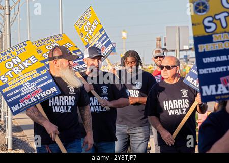 Detroit, Michigan, USA. Oktober 2024. Teamster, die in der Raffinerie Marathon Petroleum streiken, tragen Hemden, die Kamala Harris bei den Präsidentschaftswahlen unterstützen und Donald Trump entgegensetzen. Die Teamsters International union hat keinen Kandidaten unterstützt, aber Michigan Teamsters unterstützen Harris-Walz. Quelle: Jim West/Alamy Live News Stockfoto