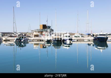 Ventimiglia, Italien, August 2022: Der Hafen von Cala del Forte, brandneues, hochmodernes Yachthafenhotel in Monte Carlo, Europa Stockfoto