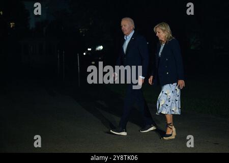 Washington, Usa. Oktober 2024. US-Präsident Joe Biden und First Lady Jill Biden kommen am Sonntag, den 6. Oktober 2024, auf dem Südrasen im Weißen Haus in Washington, DC an. Foto: Annabelle Gordon/Pool/ABACAPRESS. COM via Pool Credit: Abaca Press/Alamy Live News Stockfoto