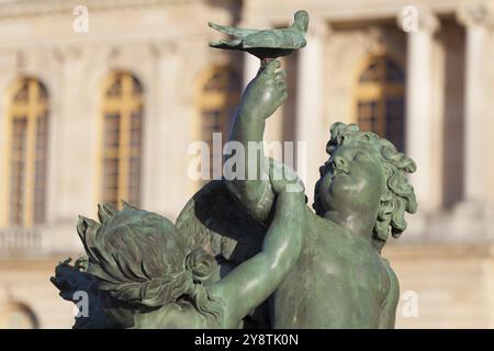 Bronzestatue in den Gärten von Versailles, Yvelines, Frankreich, Europa Stockfoto