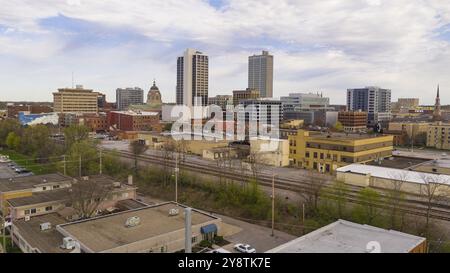 Train Tracks flankieren die Gebäude der städtischen Kern in Fort Wayne Indiana Stockfoto