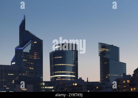 Einbruch der Dunkelheit in La Defense, Courbevoie, Frankreich, Europa Stockfoto