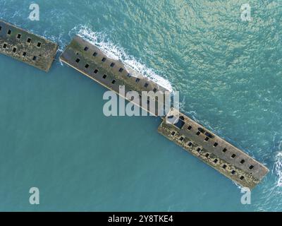 Überreste des Künstlichen Hafens von Mulberry aus der D-Day Invasion in Arromanches les Bains, Normandie, Frankreich, Europa Stockfoto