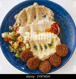 Falafels und Hummus auf blauem Teller im Restaurant Ba’Ghetto in Rom, Italien Stockfoto