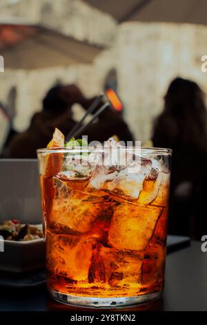 Das Spritz. Der klassische italienische Cocktail hier in der echten Aperol Terrace Veröffentlichung in Mailand. Stockfoto