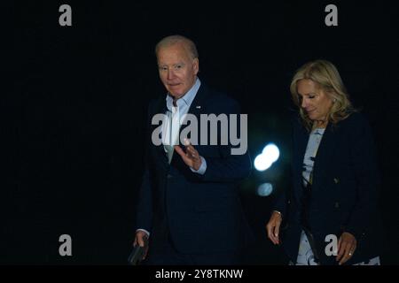 Washington, Vereinigte Staaten . Oktober 2024. US-Präsident Joe Biden und First Lady Jill Biden kommen am Sonntag, den 6. Oktober 2024, auf dem Südrasen im Weißen Haus in Washington, DC an. Foto: Annabelle Gordon/Pool/SIPA USA über Pool Credit: SIPA USA/Alamy Live News Stockfoto