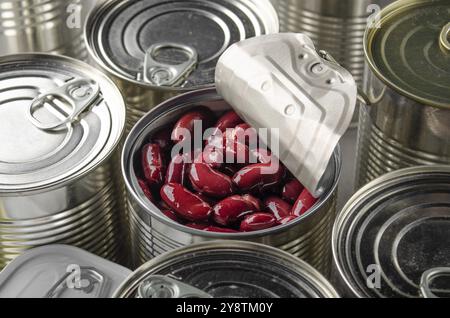 Rote Kidney Bohnen in der Dose in der gerade geöffneten Dose. Nicht verderbliche Lebensmittel Stockfoto