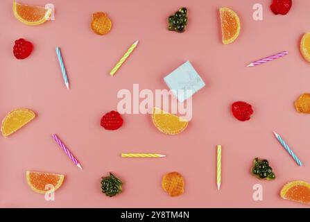 Flach auf Süße Hintergrund unterschiedlicher Art Süßigkeiten auf Rosa Stockfoto