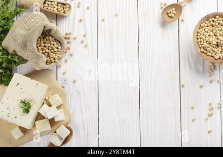 Soja Tofu Tofu auf Schneidebrett und in Hanf sack auf weiße Küche aus Holz Tisch. Platz für Text Stockfoto