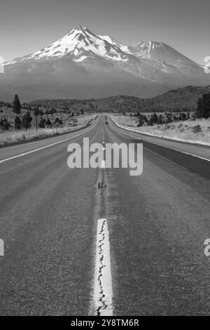 Zwei Lane Straße Köpfe west in Kalifornien Berglandschaft Stockfoto