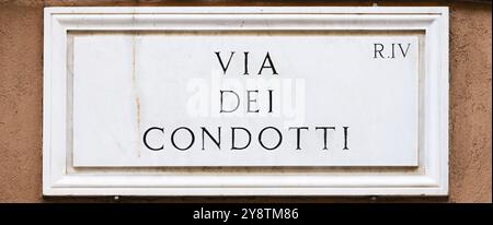 Rom, Italien. Straßenschild der berühmten Condotti Road, Via dei Condotti, Zentrum des römischen Luxusgeschäfts Stockfoto