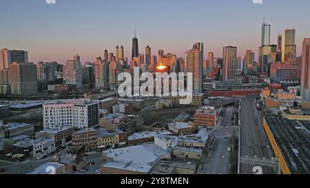 Helles orange Licht spiegelt sich die Gebäude in der Innenstadt von Chicago bei Sonnenuntergang Stockfoto