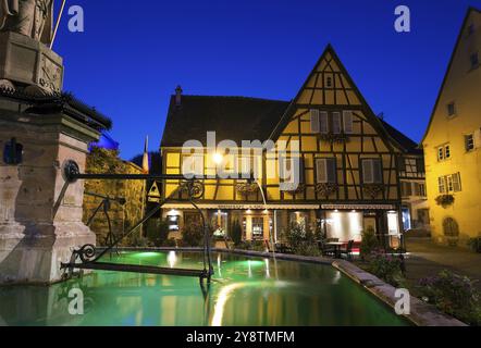 Einbruch der Dunkelheit in Eguisheim, Haut-Rhin, Grand Est, Frankreich, Europa Stockfoto