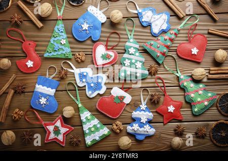 Verschiedene handgefertigte rustikalen fühlte Christbaumschmuck mit Anis, Zimt und Walnüssen auf hölzernen Tisch Stockfoto