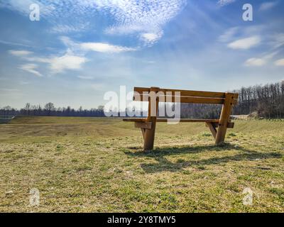 Holzbank in einem öffentlichen Park Stockfoto