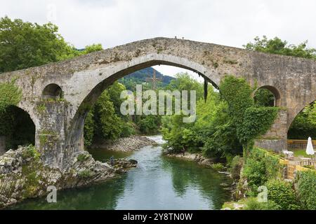 Römische Brücke, 13. Jahrhundert, Cangas de Onis Asturias, Spanien, Europa Stockfoto