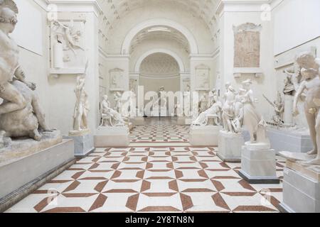 Possagno, Italien, Juni 2022: Antonio Canova Museum. Innere der Galerie mit antiker Statuensammlung, Europa Stockfoto