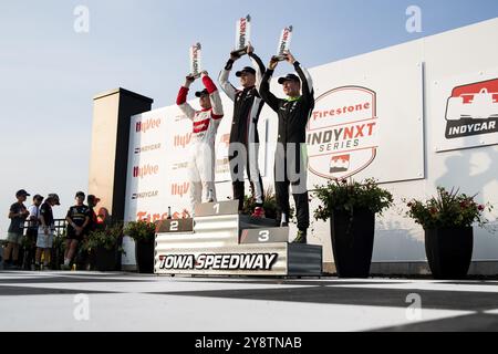 RASMUS LINDH (76) (R) aus Göteborg, Schweden, und ihr Team feiern einen dritten Platz im IndyNXT-Rennen während des HyVee IndyCar Wochenendes in Iowa Stockfoto