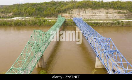 Highway 60 in Ashland Kentucky trägt den Verkehr über den Ohio River Stockfoto