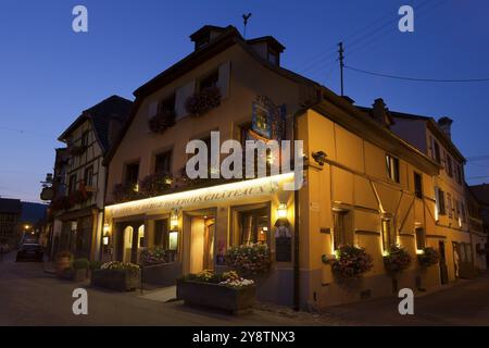 Einbruch der Dunkelheit in Eguisheim, Haut-Rhin, Grand Est, Frankreich, Europa Stockfoto