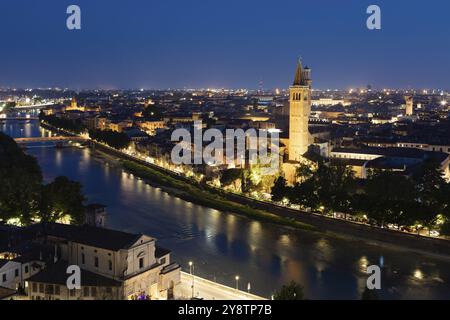 Verona, Italien, Juni 2022: Panorama bei Nacht. Beleuchtete Stadtlandschaft mit malerischer Brücke, Europa Stockfoto