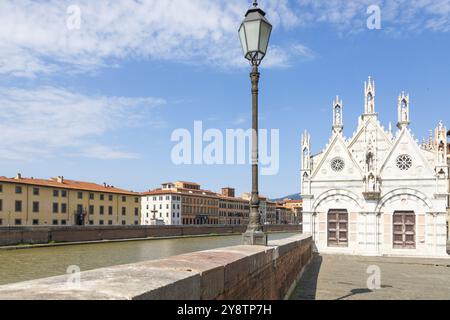 Pisa, Italien, 29. Juni 2023: Farbenfrohe Gebäude am Fluss Arno. Städtische Skyline, Reiseziel, Europa Stockfoto