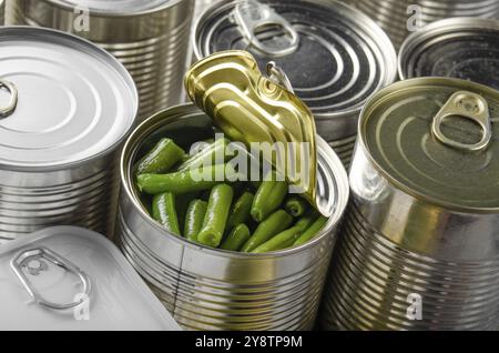Grüne Bohnen in der Dose in der gerade geöffneten Dose. Nicht verderbliche Lebensmittel Stockfoto