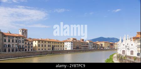 Pisa, Italien, 29. Juni 2023: Farbenfrohe Gebäude am Fluss Arno. Städtische Skyline, Reiseziel, Europa Stockfoto