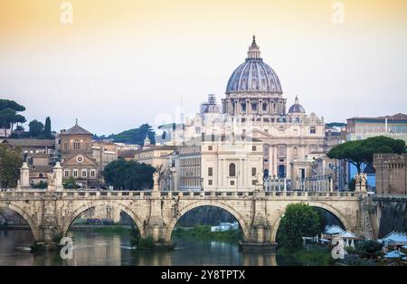 ROM, ITALIEN, JUNI 2020: Sonnenuntergang auf der Tiber-Brücke mit Dom des Petersdoms (Vatikanstadt) im Hintergrund, Rom, Italien, Europa Stockfoto