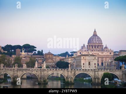 ROM, ITALIEN, JUNI 2020: Sonnenuntergang auf der Tiber-Brücke mit Dom des Petersdoms (Vatikanstadt) im Hintergrund, Rom, Italien, Europa Stockfoto