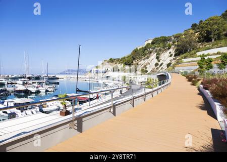 Ventimiglia, Italien, August 2022: Der Hafen von Cala del Forte, brandneues, hochmodernes Yachthafenhotel in Monte Carlo, Europa Stockfoto
