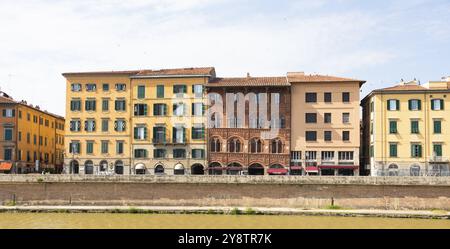 Pisa, Italien, 29. Juni 2023: Farbenfrohe Gebäude am Fluss Arno. Städtische Skyline, Reiseziel, Europa Stockfoto