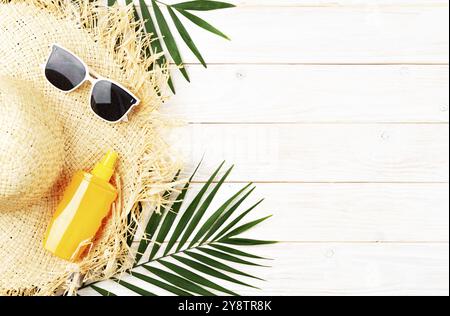 Urlaub Reiseplanung einfacher Hintergrund der Strohhut Sonnenbrille Palmblätter und Sonnencreme Lotion auf weißen Dielen flach mit Kopierraum Stockfoto