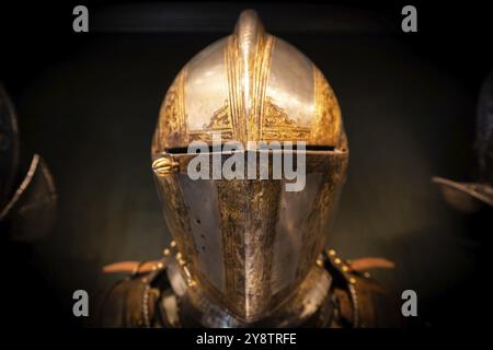 Antike Rüstung auf schwarzem Hintergrund. Konzept für Sicherheit, Sicherheit und Fantasie Stockfoto