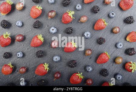 Flach auf reife Erdbeere Heidelbeere Himbeere Black und Stachelbeere auf schiefer Fach closeup Stockfoto