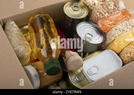 Survival Set von nicht verderblichen Lebensmitteln in Karton Stockfoto