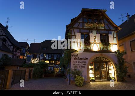 Einbruch der Dunkelheit in Eguisheim, Haut-Rhin, Grand Est, Frankreich, Europa Stockfoto