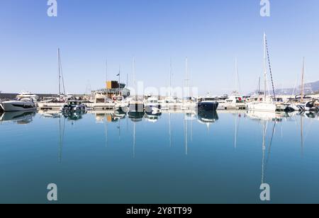 Ventimiglia, Italien, August 2022: Der Hafen von Cala del Forte, brandneues, hochmodernes Yachthafenhotel in Monte Carlo, Europa Stockfoto