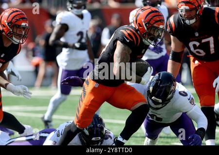 Cincinnati, Usa. Oktober 2024. Cincinnati Bengals Halfback Chase Brown (30) kämpft in der ersten Spielhälfte im Paycor Stadium am Sonntag, den 6. Oktober 2024, in Cincinnati, Ohio, um sich von Baltimore Ravens Roquan Smith (0) zu befreien. Foto von John Sommers II/UPI Credit: UPI/Alamy Live News Stockfoto