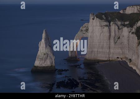 Einbruch der Dunkelheit in Etretat, Normandie, Frankreich, Europa Stockfoto