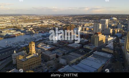 Die POV bewegt sich in Richtung Innenstadt mit dem Murray Morgan Brücke und Mt. Rainier im Hintergrund Stockfoto