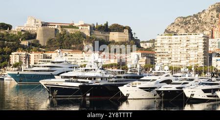 Monte Carlo, Monaco, August 2022: Hafen Hercule mit Luxusyachten, Booten und landschaftlicher Skyline, Europa Stockfoto