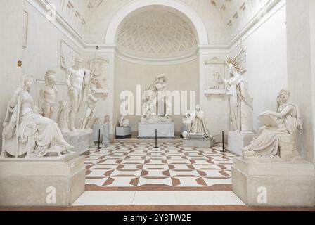 Possagno, Italien, Juni 2022: Antonio Canova Museum. Innere der Galerie mit antiker Statuensammlung, Europa Stockfoto