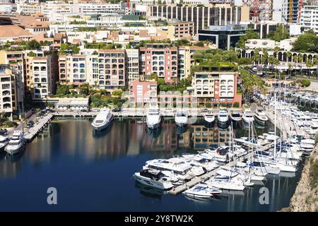 Montecarlo, Monaco, August 2022: Panoramablick auf den Hafen von Fontvielle mit blauem Himmel und Meer, Europa Stockfoto